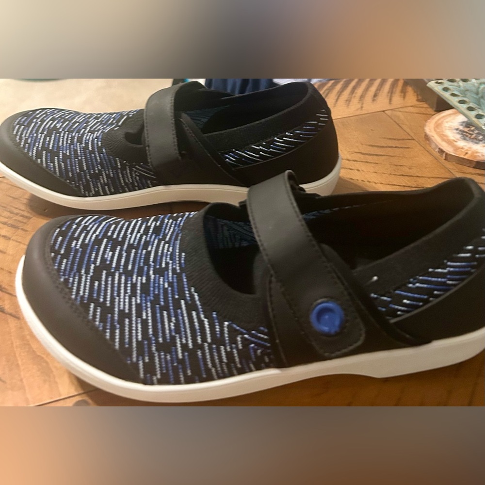 Traq by Algeria women’s Black/Blue Slip-On Maryjane tennis shoe LIKE NEW 9.5(40)